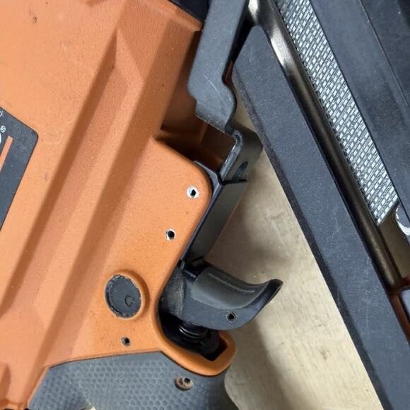 RIDGID R250AF15 15 Gauge DA Angled Finish Nailer Air Tool Used - Picture 8 of 9